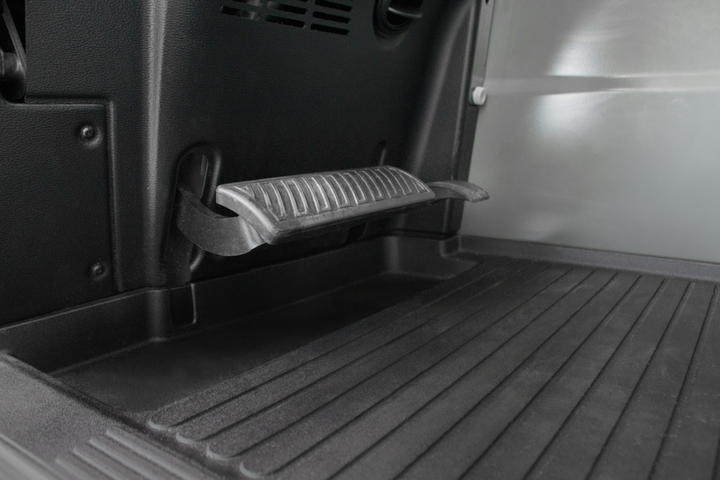 The suspended pedals with the combined brake-inch pedal allow for precise manoeuvring, even at high engine speed.